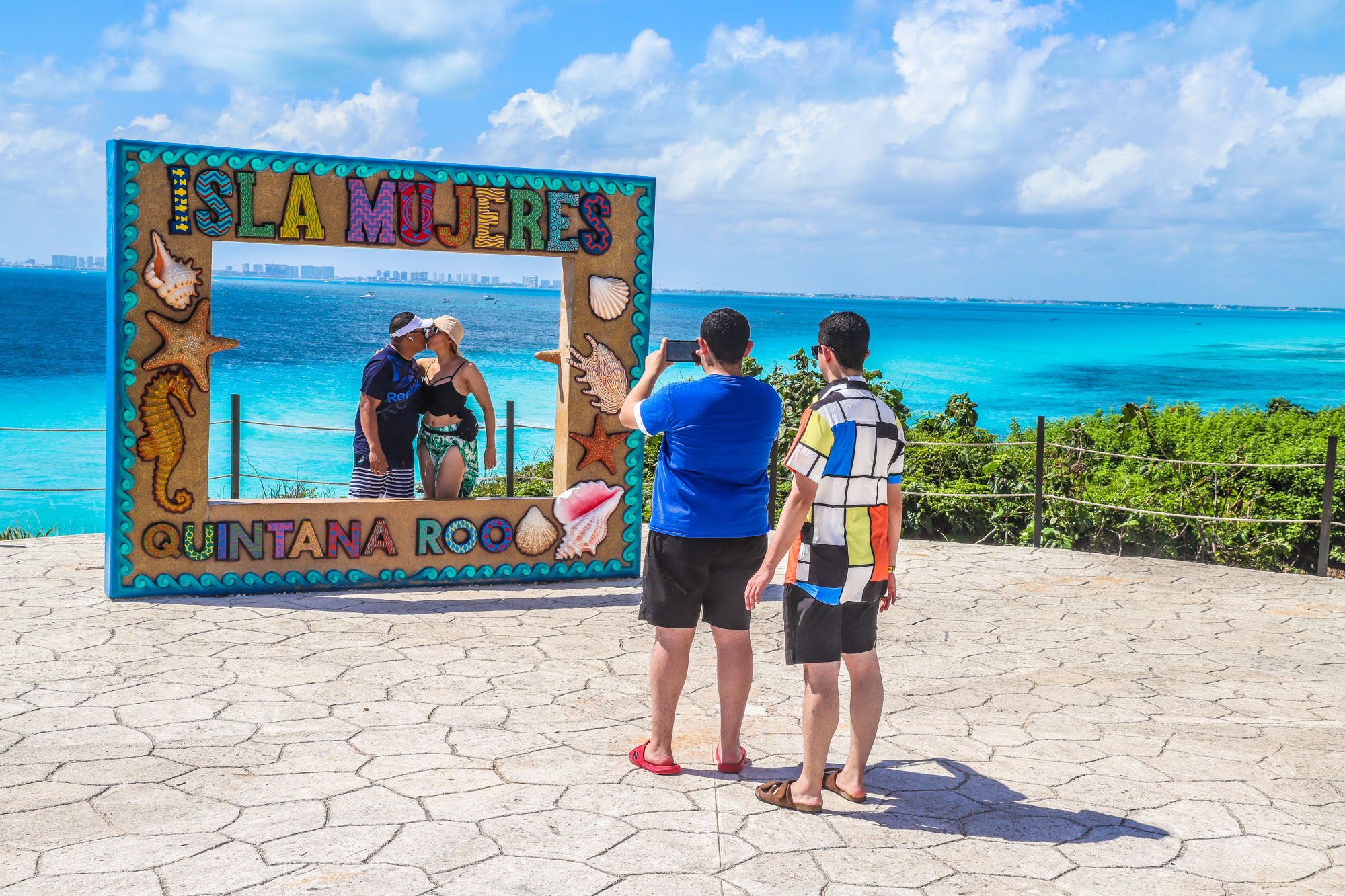 Isla Mujeres a v pozadi je pevnina Cancun