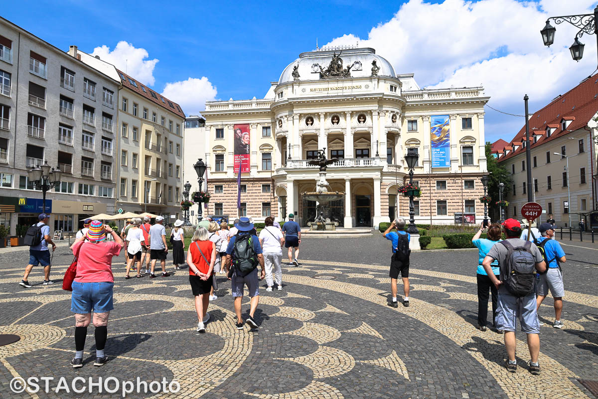 Jednodnova invazia turistov z dunajskych lodi