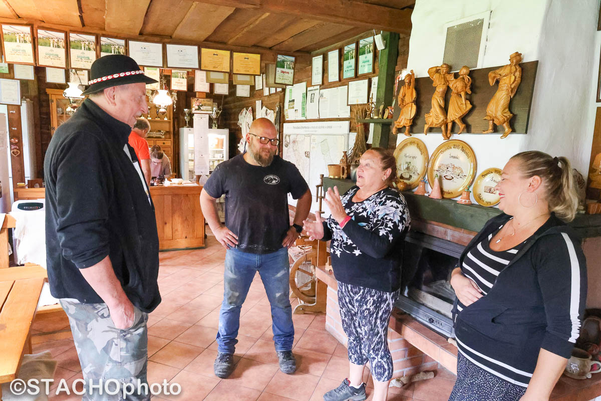 Vedenie Salašu Pružina si vymiena skusenosti s Torontskym bacom