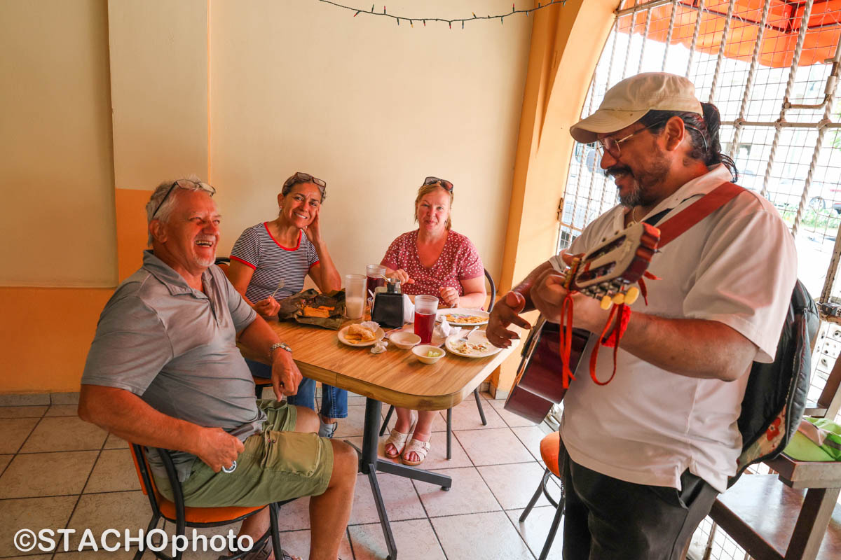 17.Ludova restauracia zo zivou mexickou muzikou.jpg