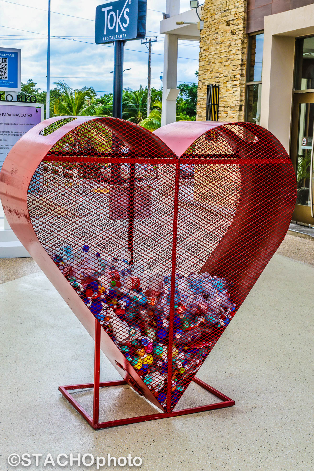 Cancunske odpadove kose na plasticke flase.jpg 