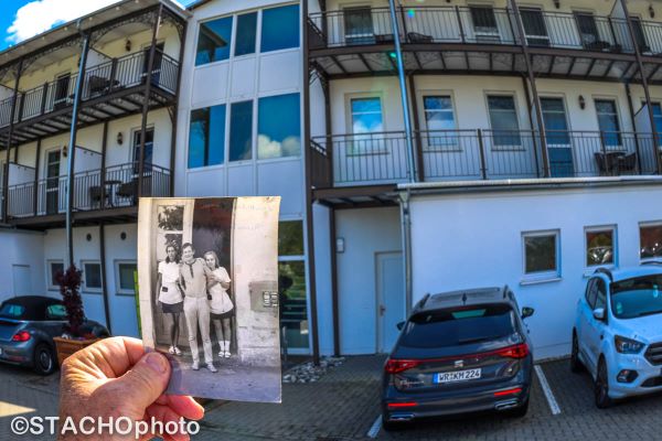 Pred Prístavnym hotelom s fotografiou 50 rokov starou