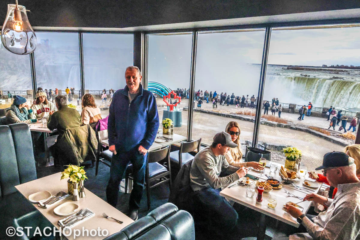 Slovensky bača Dušan Peterka z Toronta obdivoval reštauráciu na Niagare